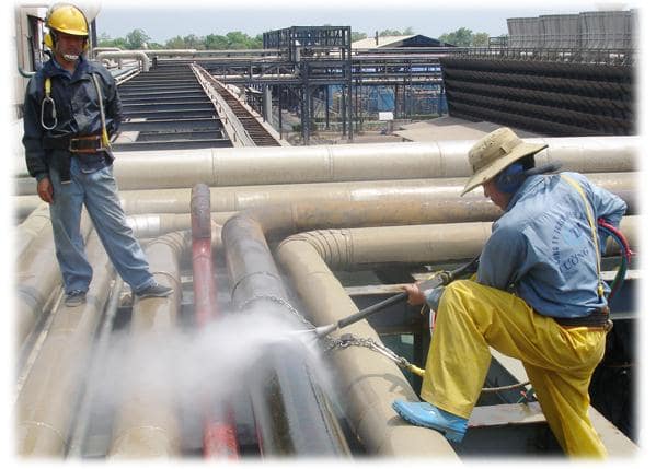 Dùng máy bắn cát để tẩy gỉ